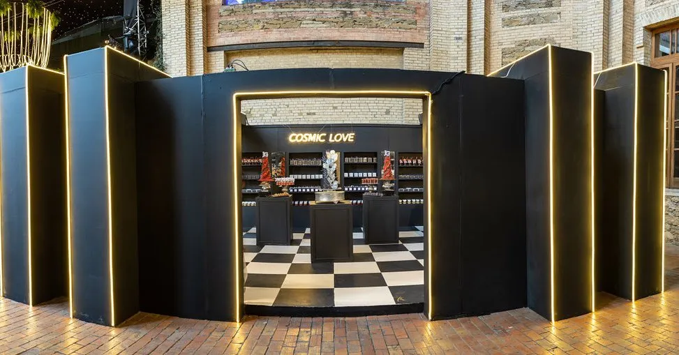 Pórtico modular negro con marco de LED que enmarca la activación de marca