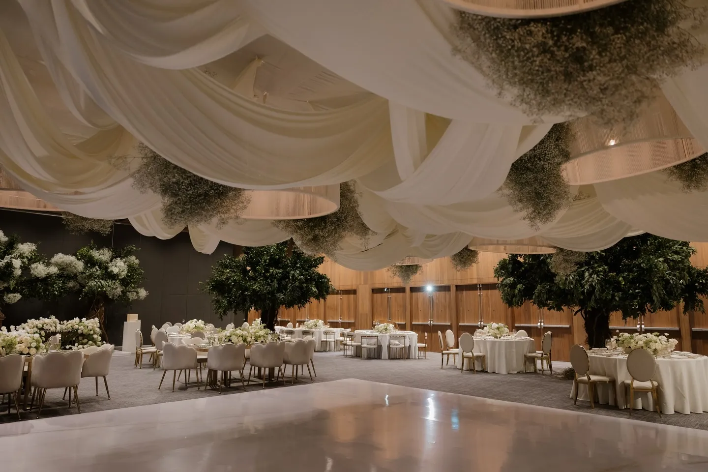 Salón principal con plafón de drapeado blanco y mesa imperial al fondo