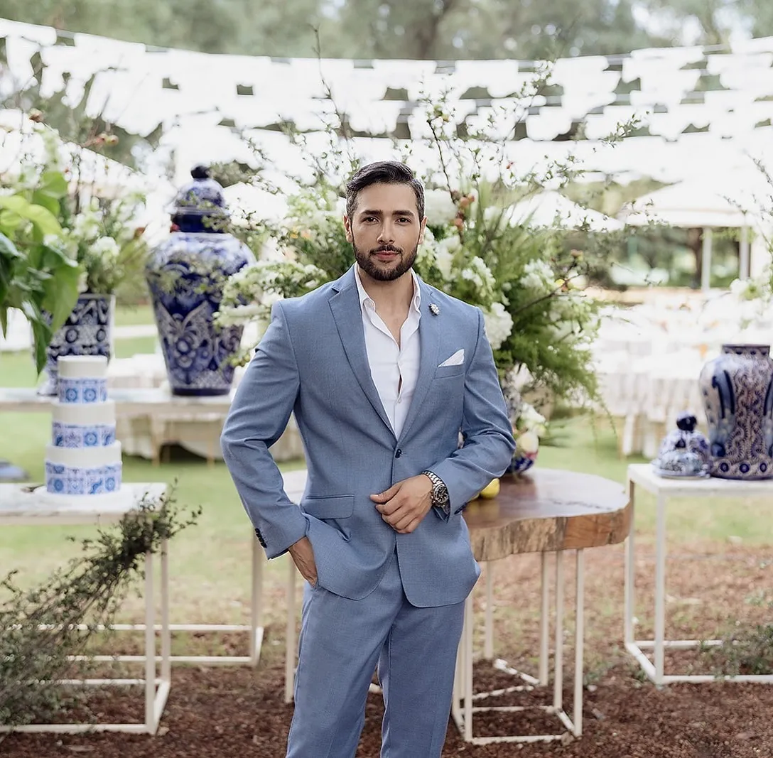 Antonio Olmos de traje claro durante un evento de jardín