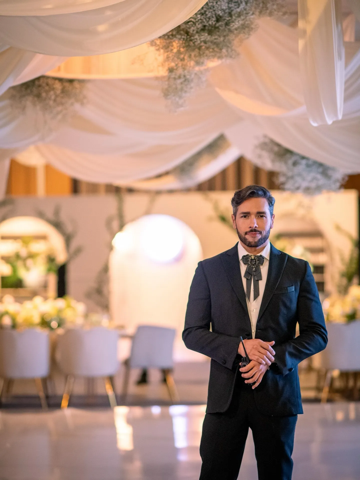 Antonio Olmos de traje azul marino en el salón antes de la recepción