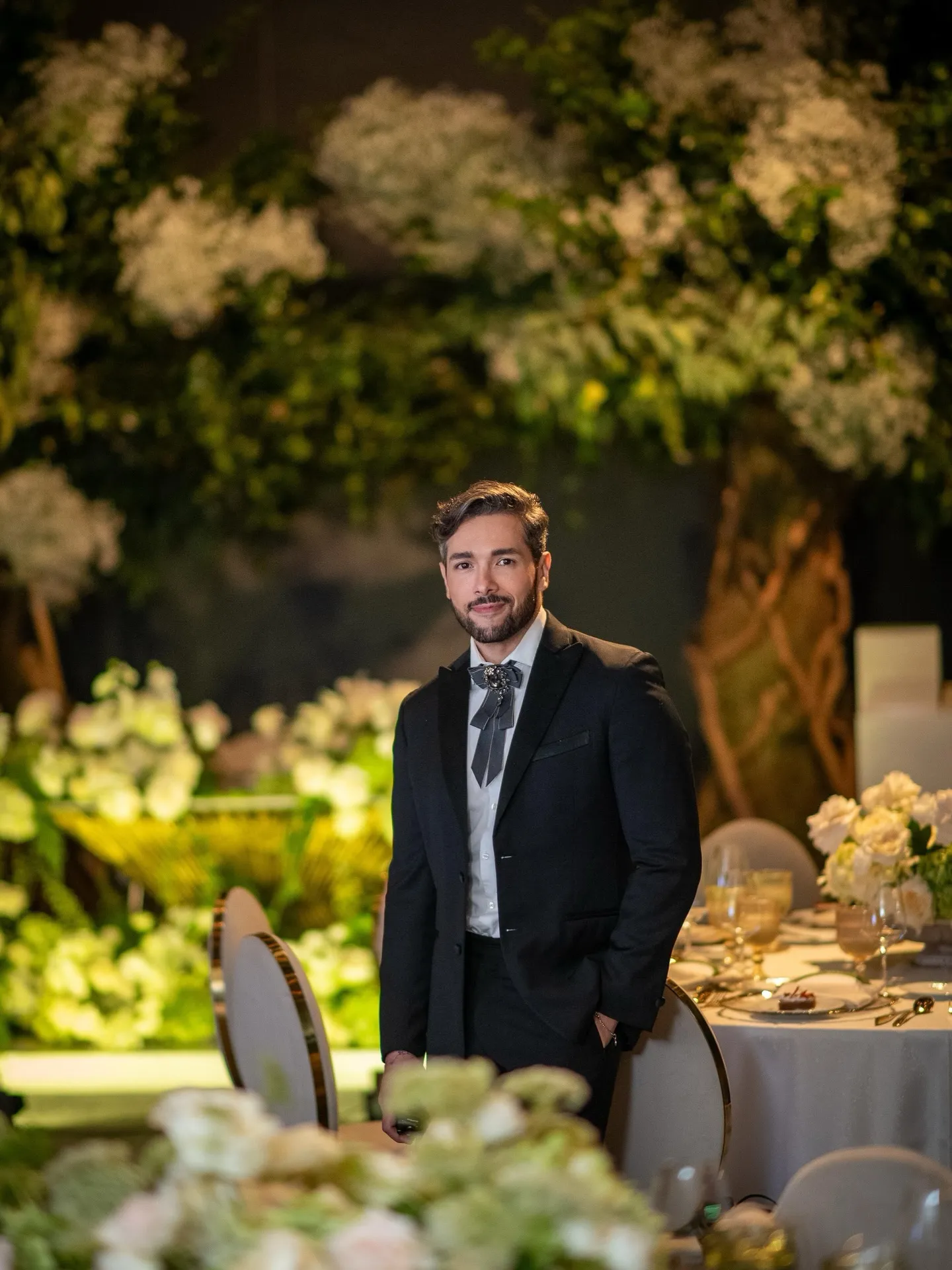 Antonio Olmos supervisando una cena de jardín iluminada